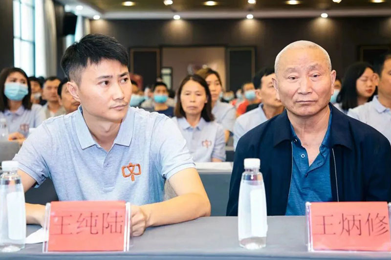 厚道文中，捧起“貴州優秀企業家”大獎